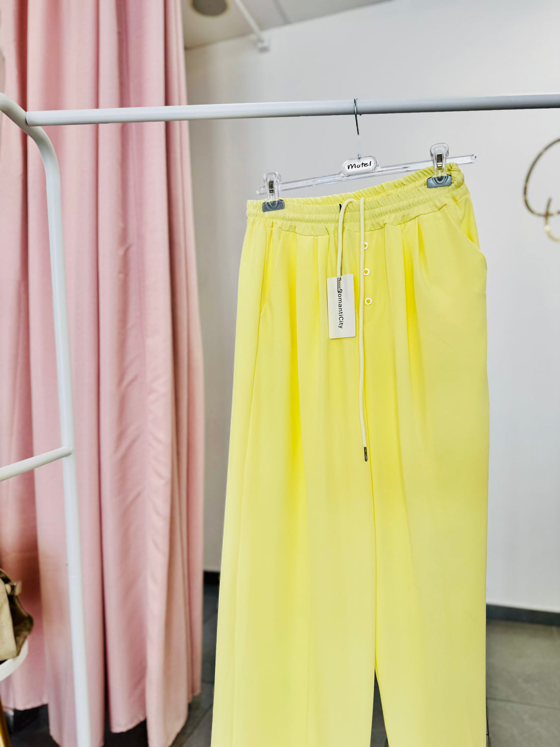Pantalone palazzo con elastico giallo