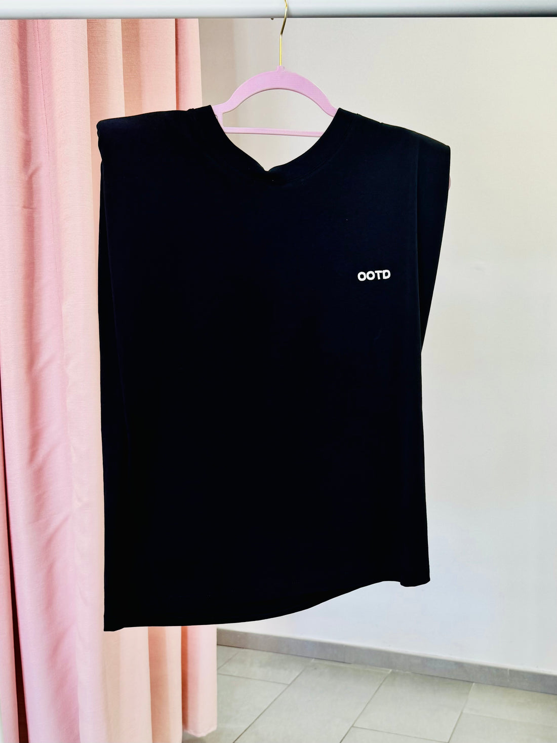 T-shirt con spalline