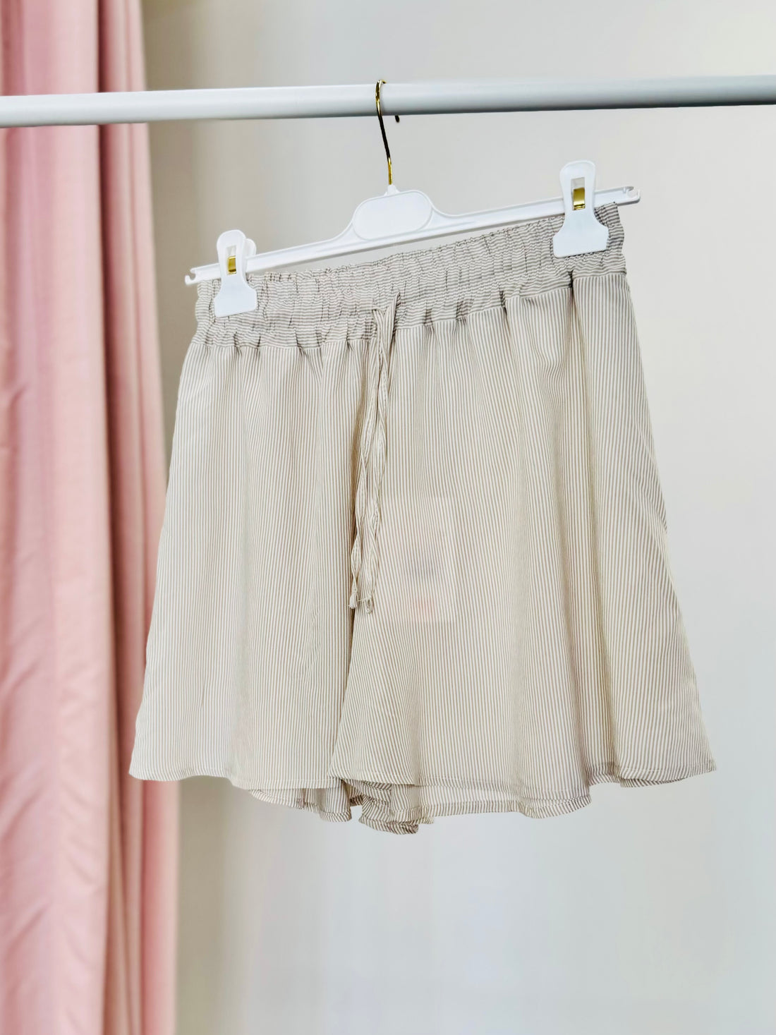 Short a righe beige