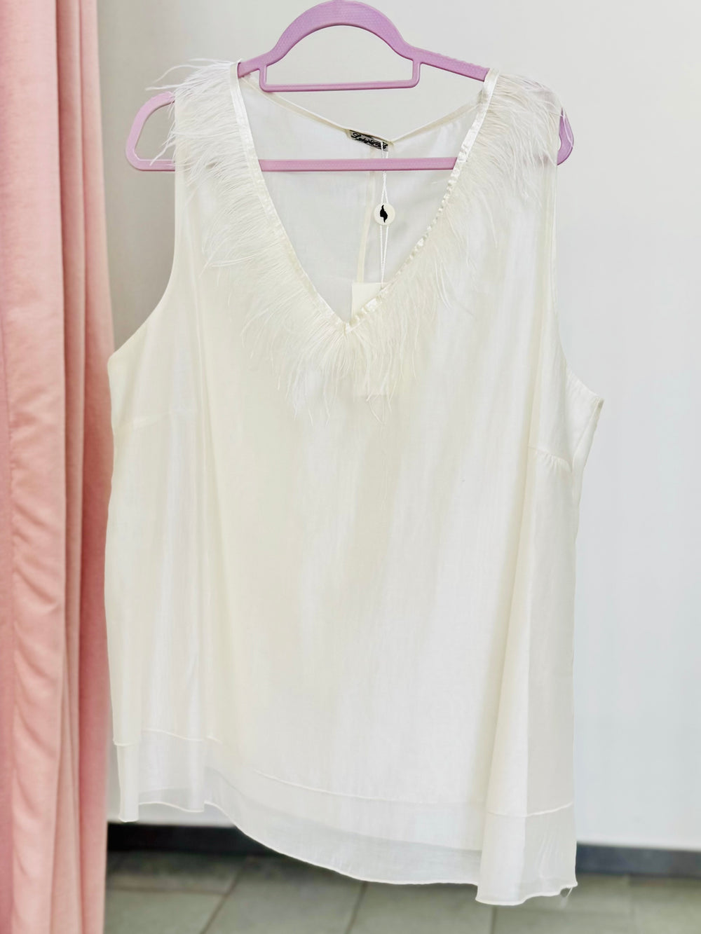 Blusa con piume sul collo