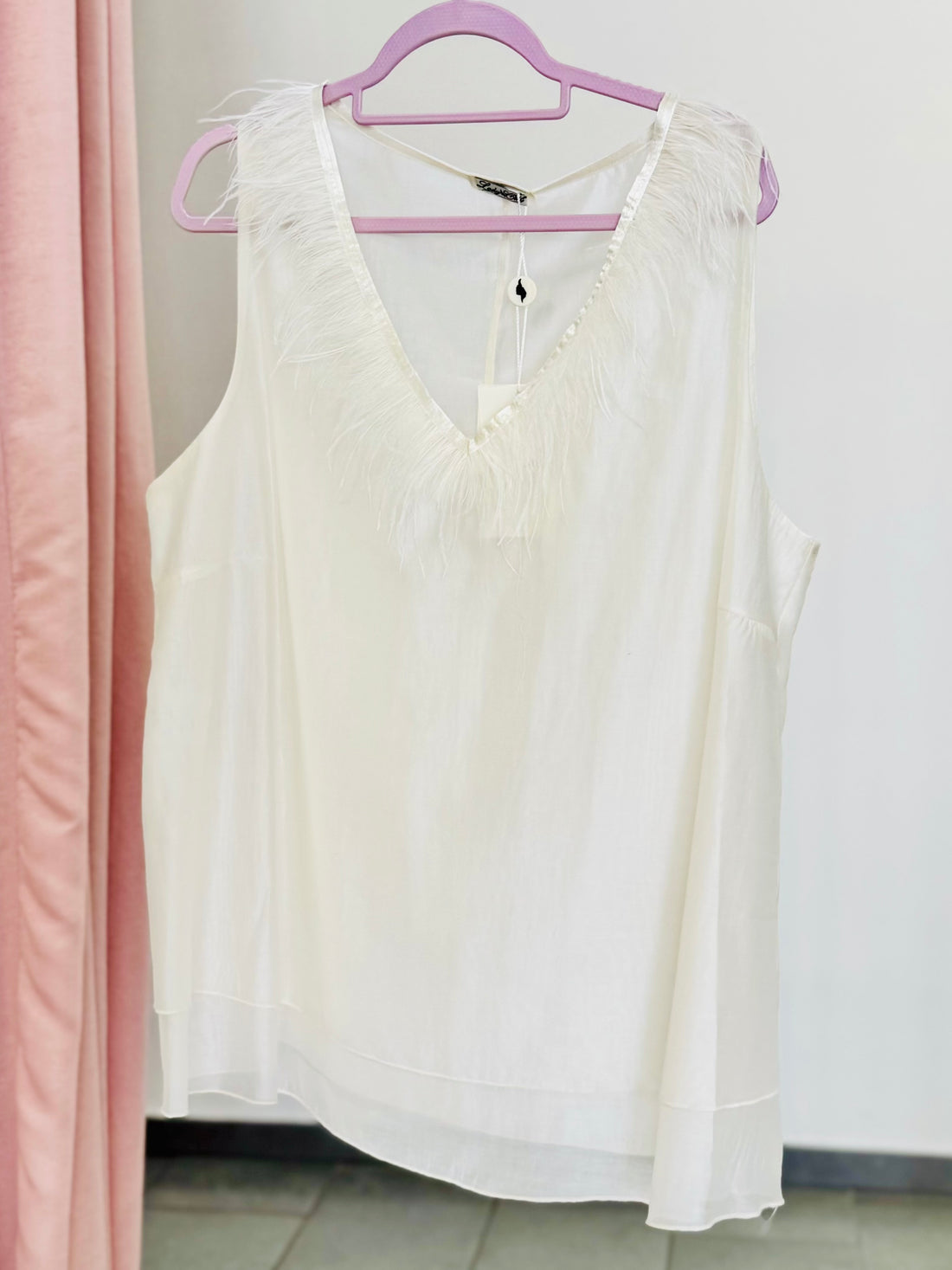 Blusa con piume sul collo